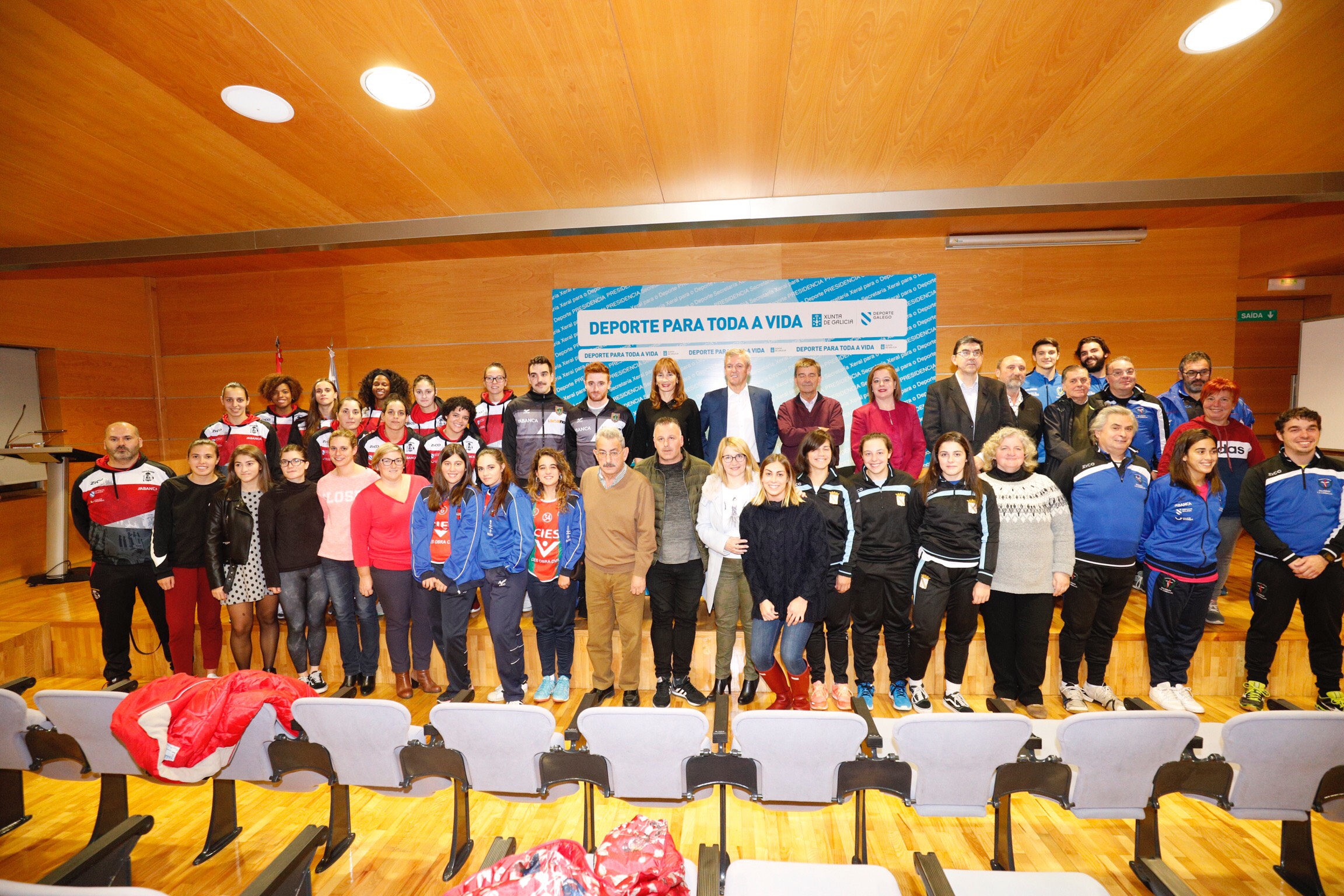 Marta Míguez na sinatura do convenio de colaboración coa Federación Galega de Balonmán